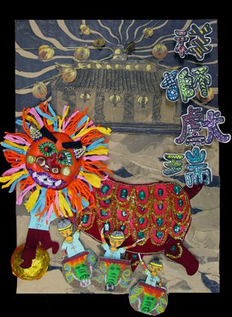 放大圖：一開始，秭莛捉不太到要表達的方向，在畫廟宇時，帶有幾絲猶豫，不知要怎麼下筆，所以線條看起來比較僵硬。後來，進行到前景的獅子身體創作，又跟保利龍膠奮戰許久，才完成bling-bling的獅身。之後的獅子頭，秭莛利用紙黏土，捏出帶有稚氣的頭型，以及鮮豔的上色，提升整體的活潑度。最後再添上前景的鼓陣小人物，還有裝飾性極高的美術字，讓這張圖更加的豐富，並帶有極高的完整度。